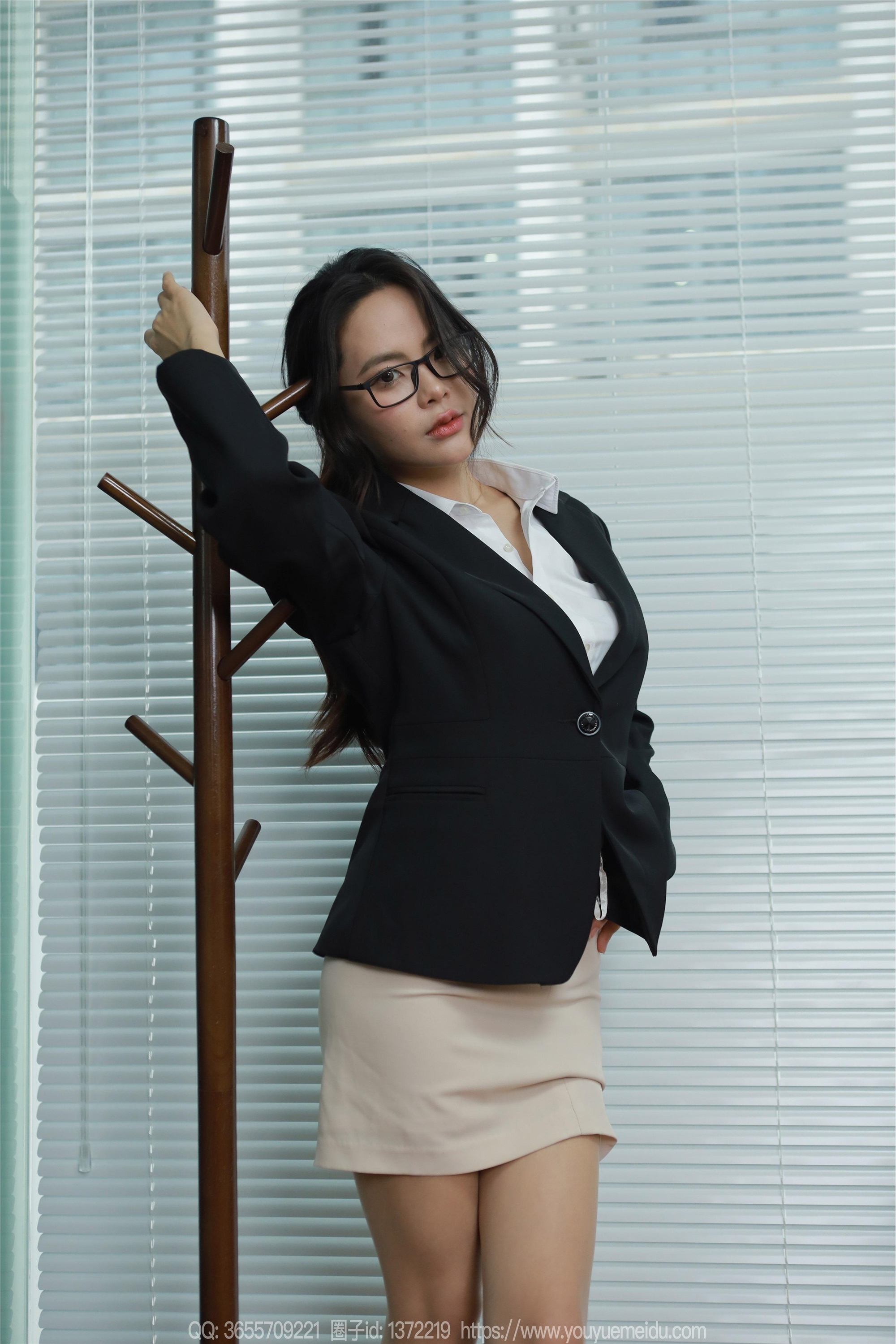 IESS异思趣向  2024.03.24 丝享家 1697 兔兔《眼镜辣兔》